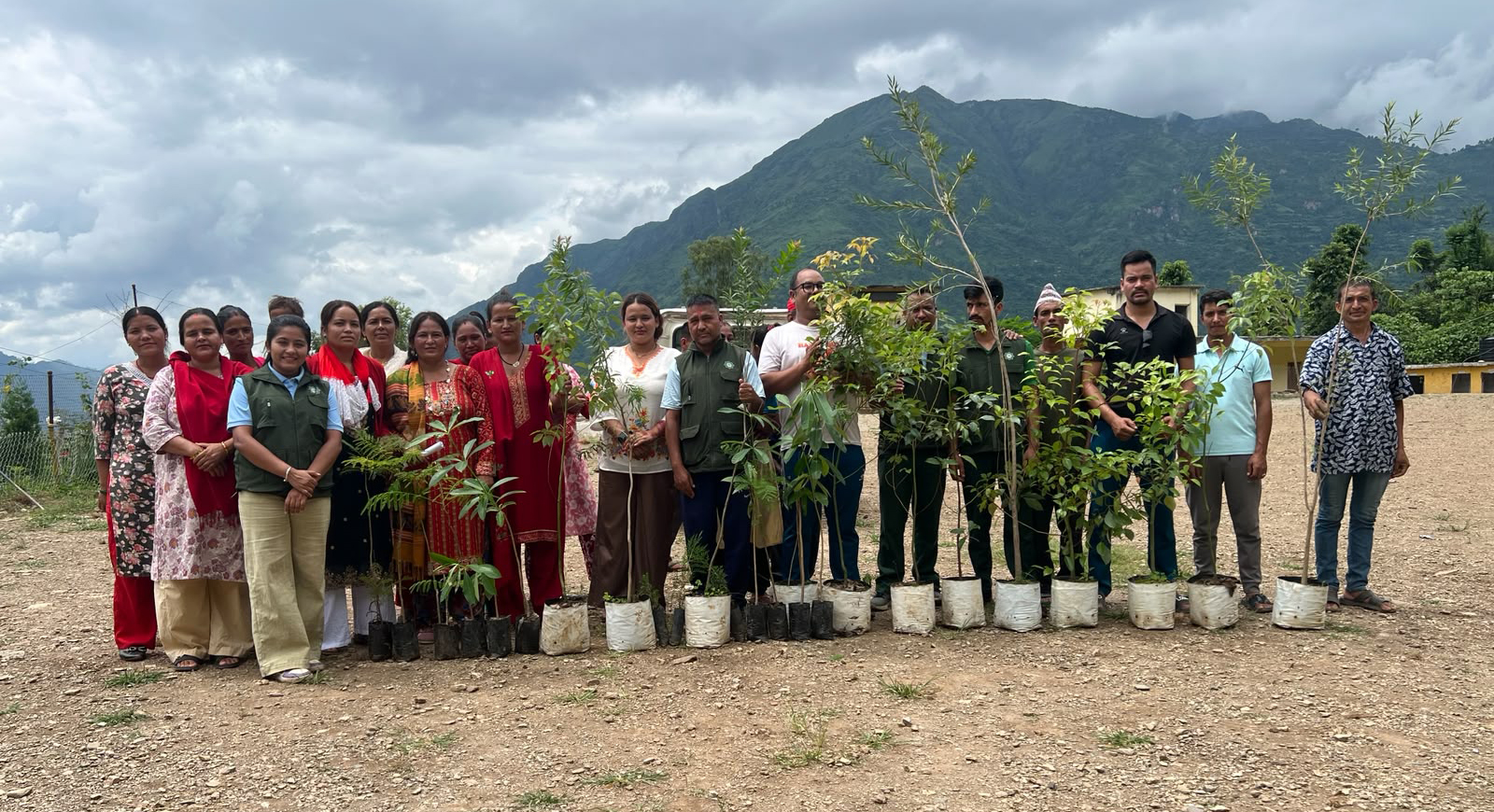 सगरमाथा वृक्षारोपण महाअभियान: पशुपति माविमा सौन्दर्यमूलक बिरुवा रोपियो  