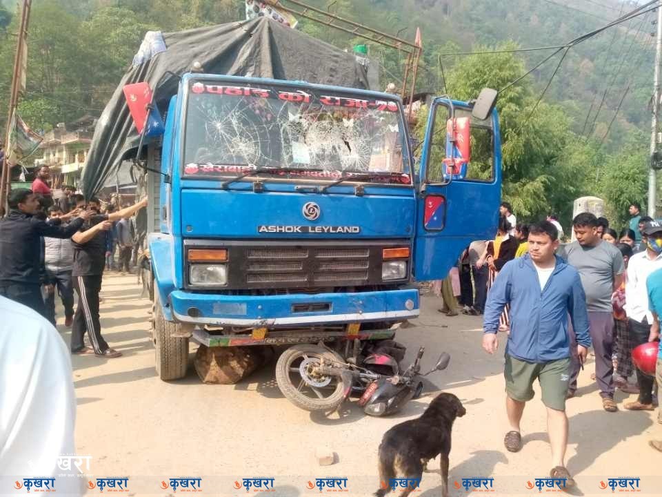 सिम्रुतुमा ट्रकको ठक्करबाट मोटरसाइकल चालकको मृत्यु