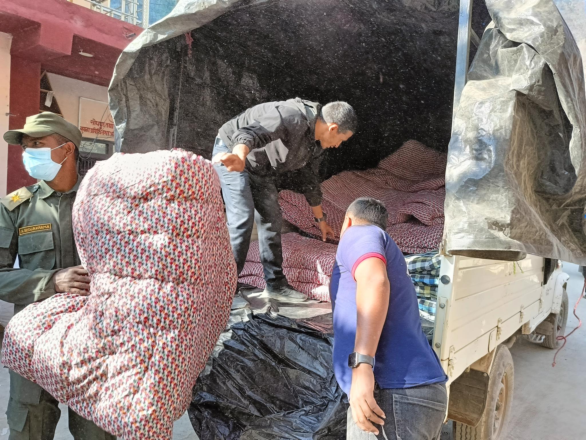 भूकम्प प्रभावितलाई संगसंगै नेपालकाे राहत