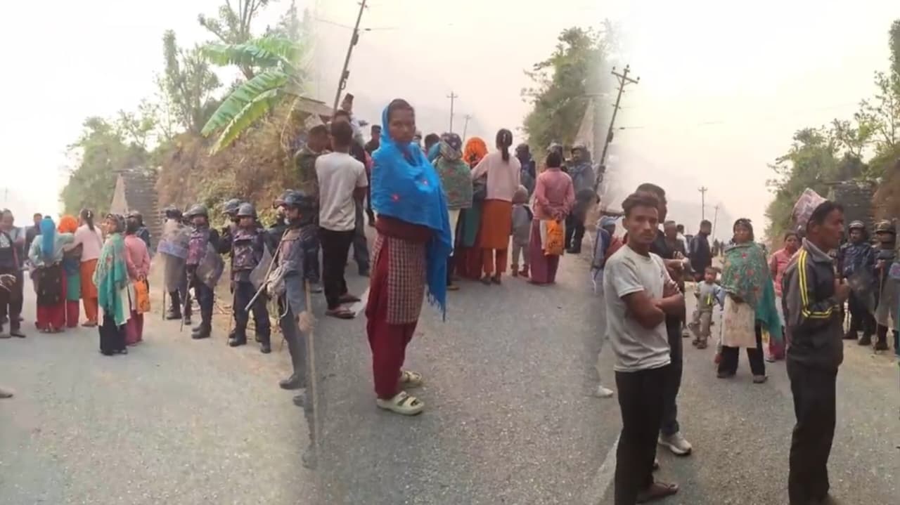 ट्याक्टरको ठक्करबाट बालकको मृत्युपछि आफन्तले मध्य पहाडी लोकमार्ग अवरुद्ध बनाए 