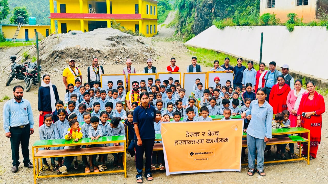 सिद्धार्थ बैंक मुसिकोटद्वारा महाकाली माविमा डेस्क बेन्च लगायत सहयोग 